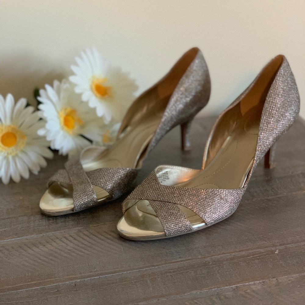 Bandolino metallic pump.